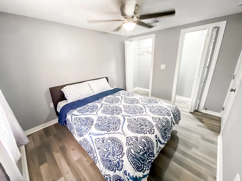 Holiday home Modern, Spacious, Comfy, Queen Beds, Backyard *