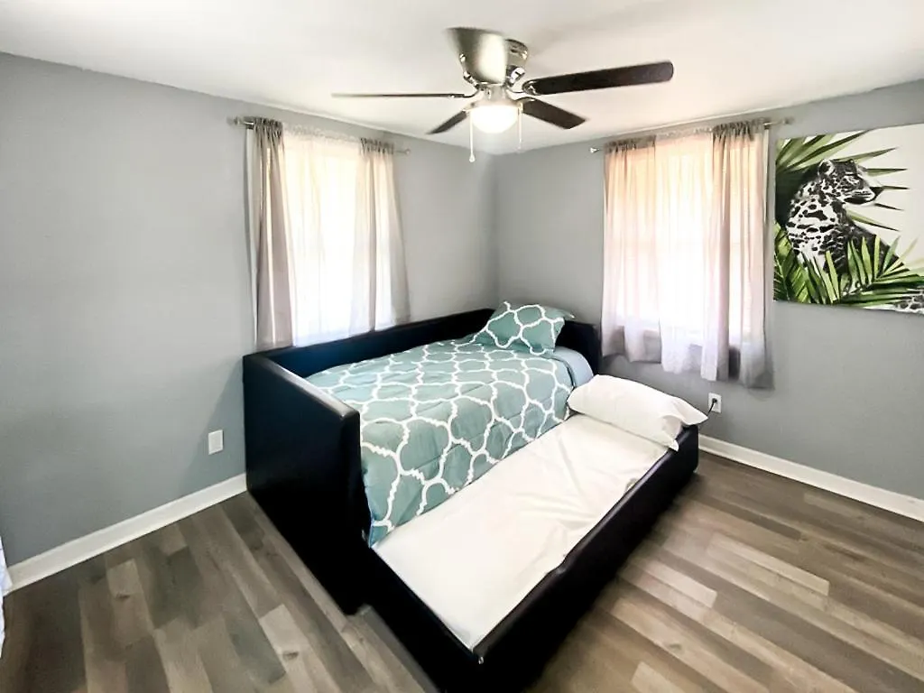 Modern, Spacious, Comfy, Queen Beds, Backyard Holiday home Sarasota