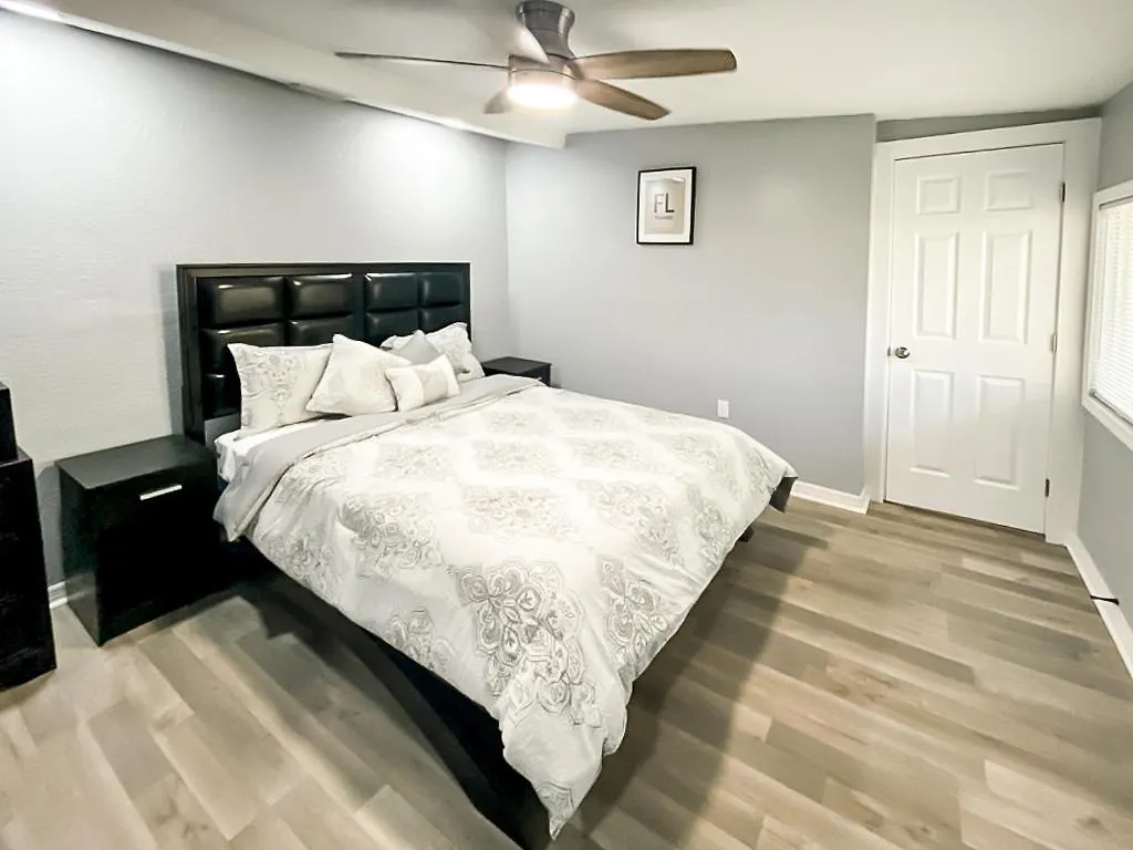 Holiday home Modern, Spacious, Comfy, Queen Beds, Backyard