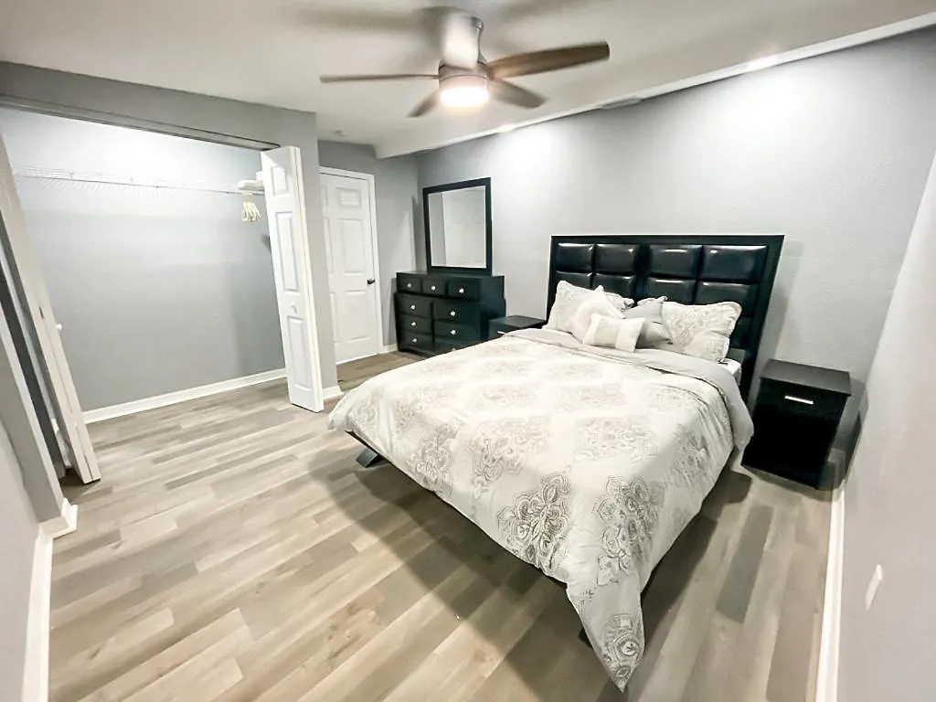 Holiday home Modern, Spacious, Comfy, Queen Beds, Backyard