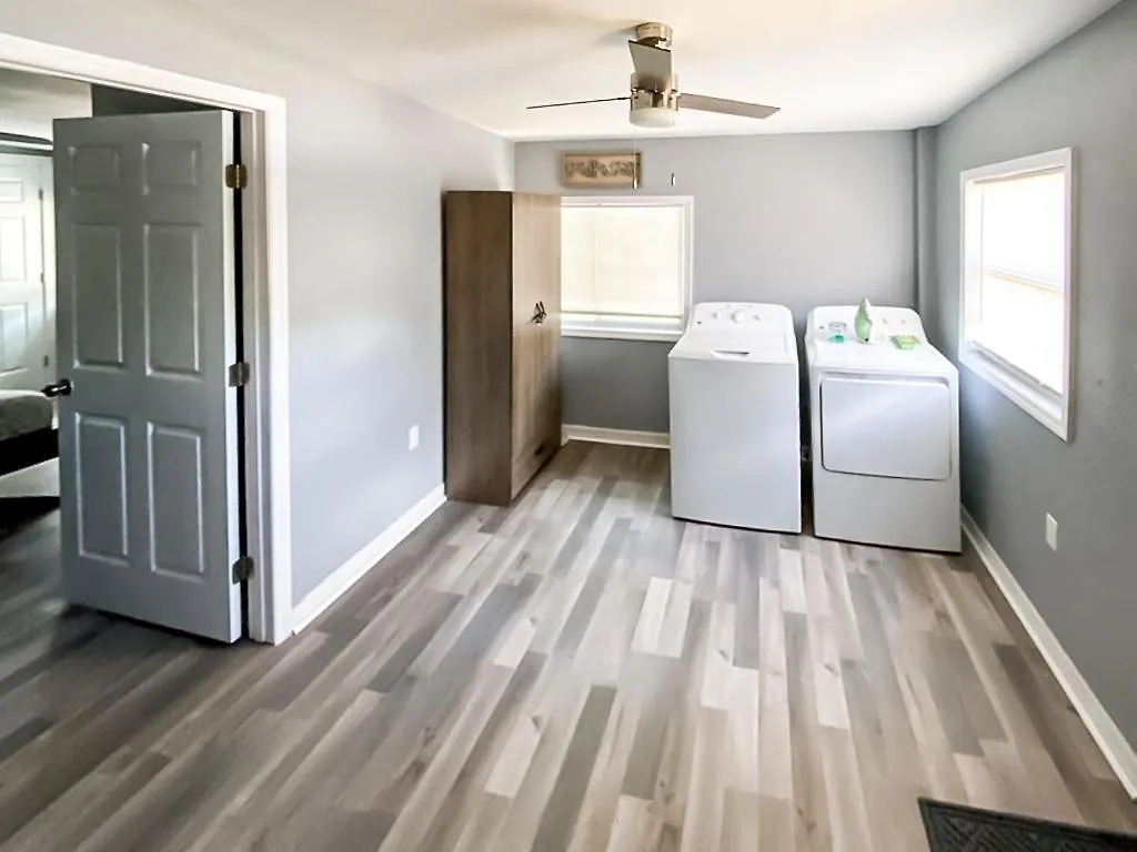 Modern, Spacious, Comfy, Queen Beds, Backyard Holiday home *
