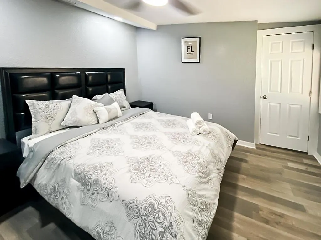 Modern, Spacious, Comfy, Queen Beds, Backyard * Sarasota