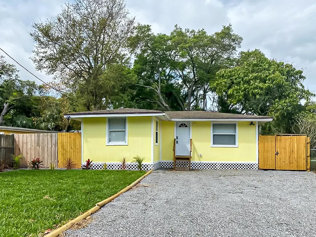 Modern, Spacious, Comfy, Queen Beds, Backyard Holiday home Sarasota