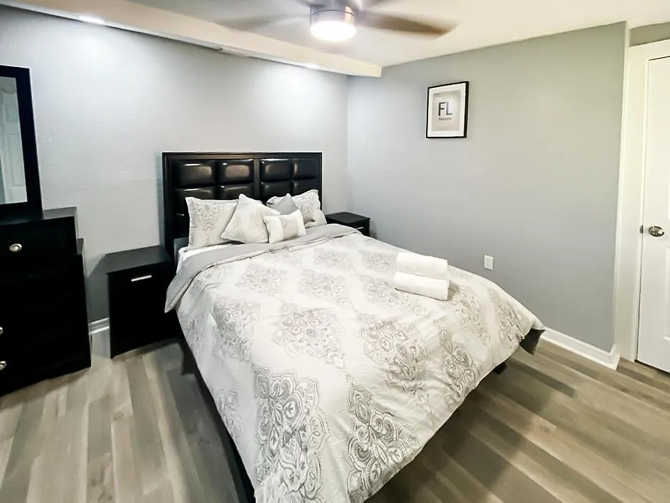 Modern, Spacious, Comfy, Queen Beds, Backyard Holiday home Sarasota