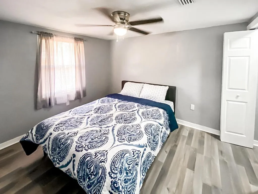 Modern, Spacious, Comfy, Queen Beds, Backyard Sarasota