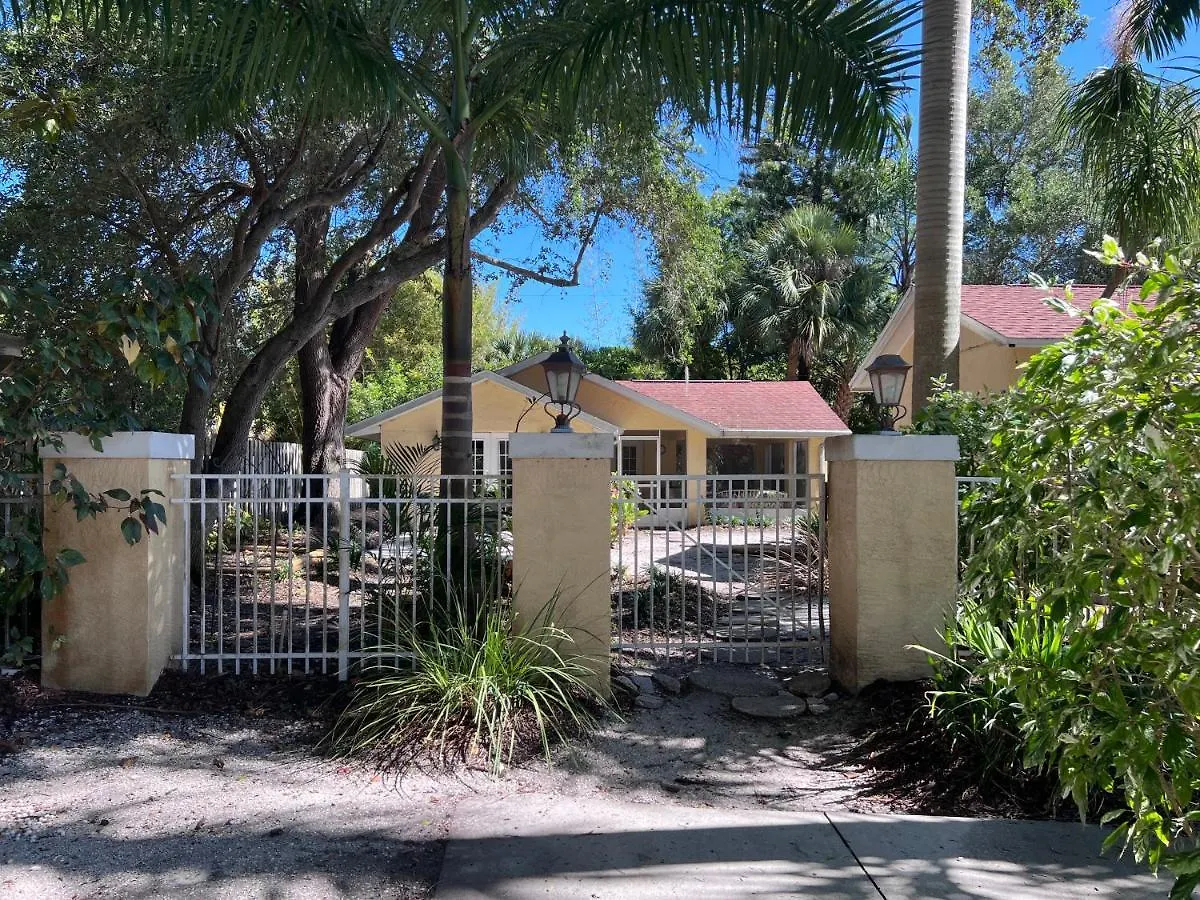 Villa Private With Outside Garden Walk To The Bay And Ringling Museum Minutes From Downtown Sarasota