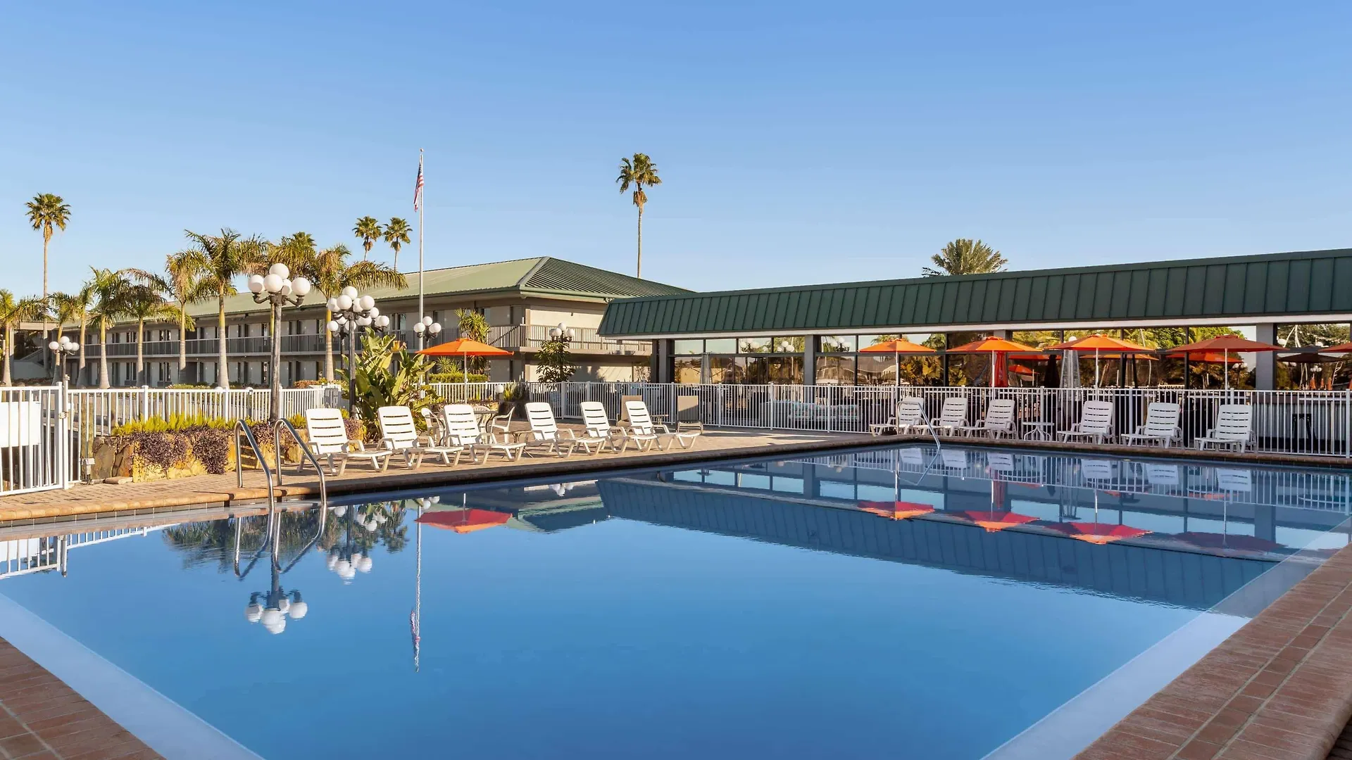 Ramada By Wyndham Waterfront Hotel 2*