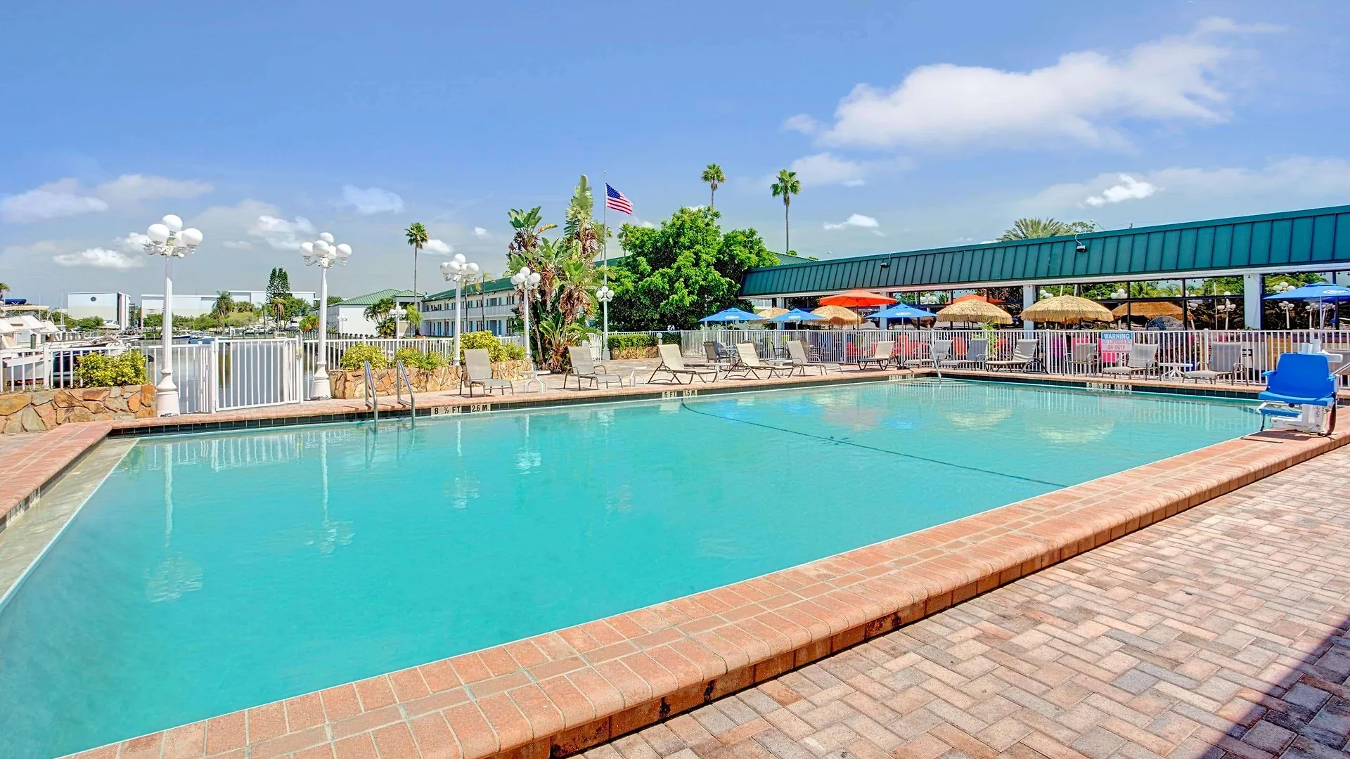 Ramada By Wyndham Waterfront Hotel 2*