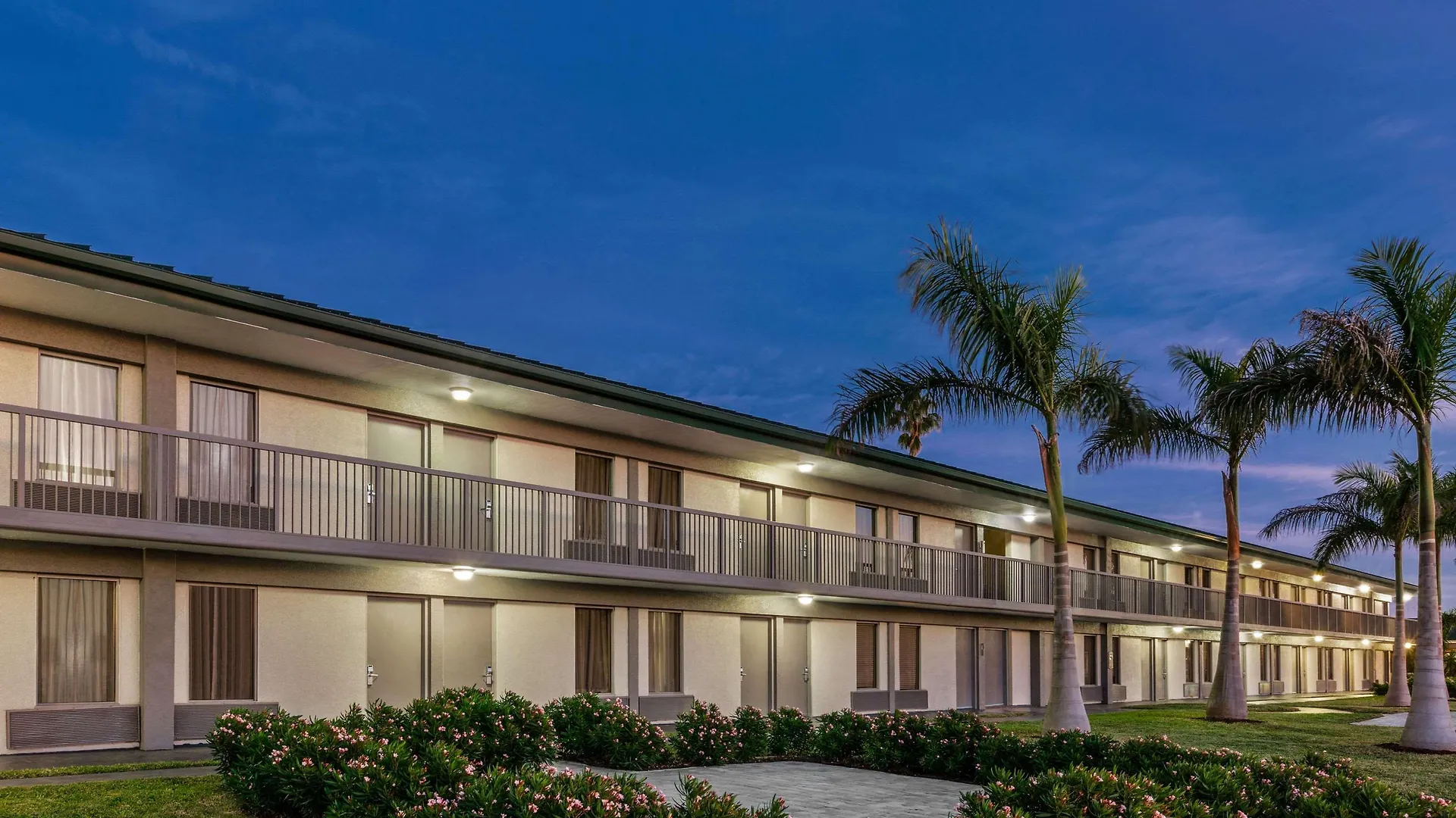 Hotel Ramada By Wyndham Waterfront