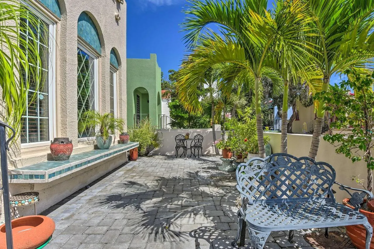 In Historic District With Patio! Casa vacanze