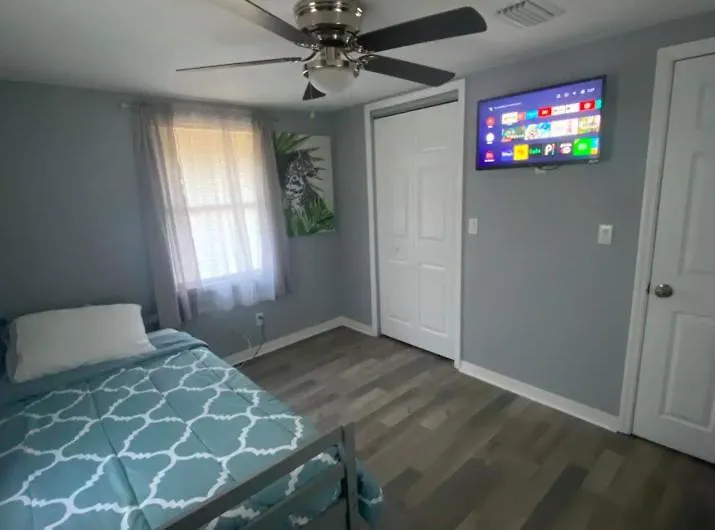 Modern, Spacious, Comfy, Queen Beds, Backyard Holiday home *