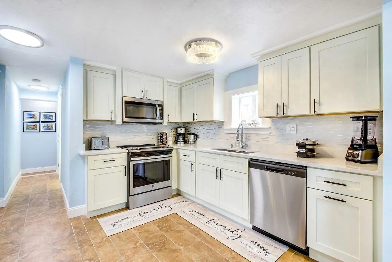 With Screened Porch, Walk To Zoo! Holiday home Sarasota