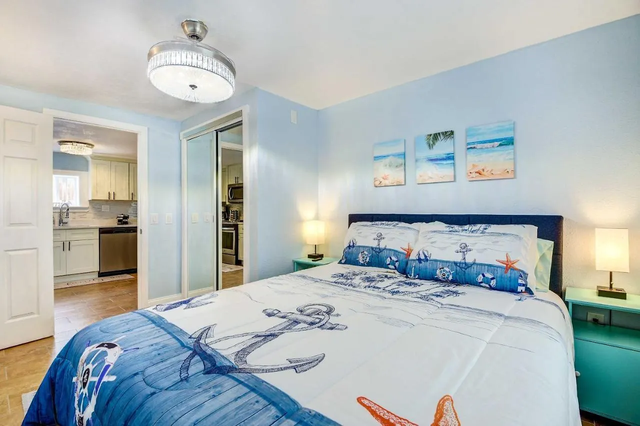 With Screened Porch, Walk To Zoo!