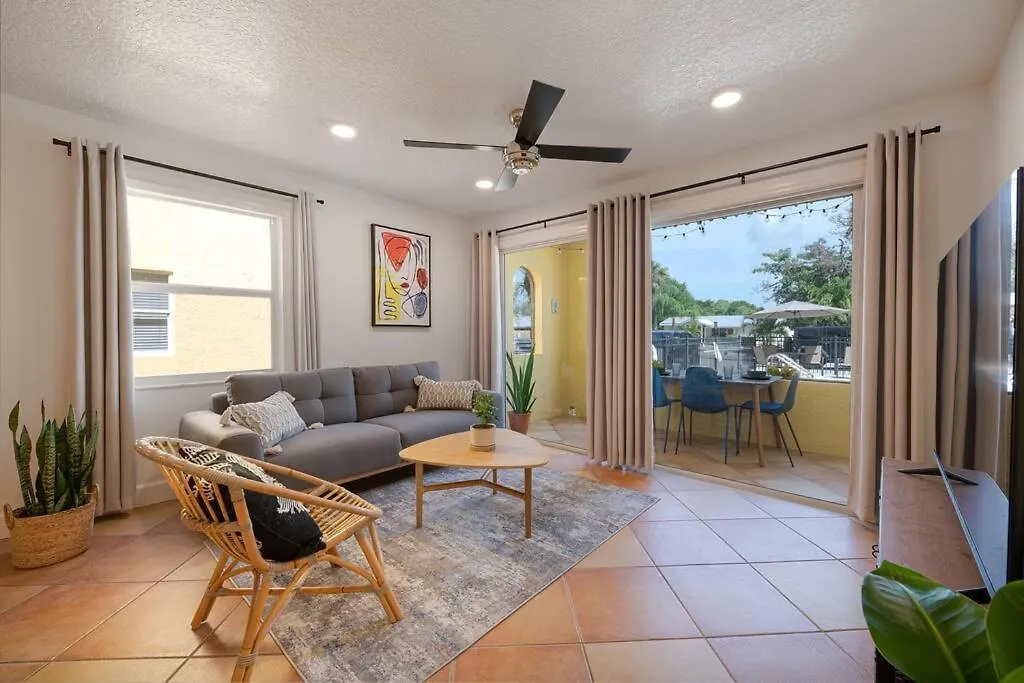 Apartment * New * Serene Retreat / Private Patio & Pool * *
