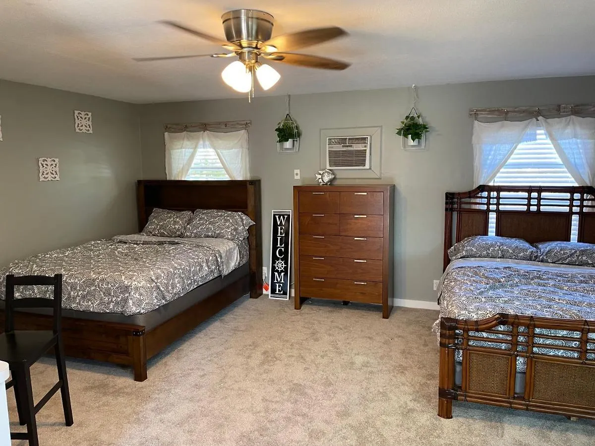Walk To Siesta Beach, Restaurants, Shopping & More!