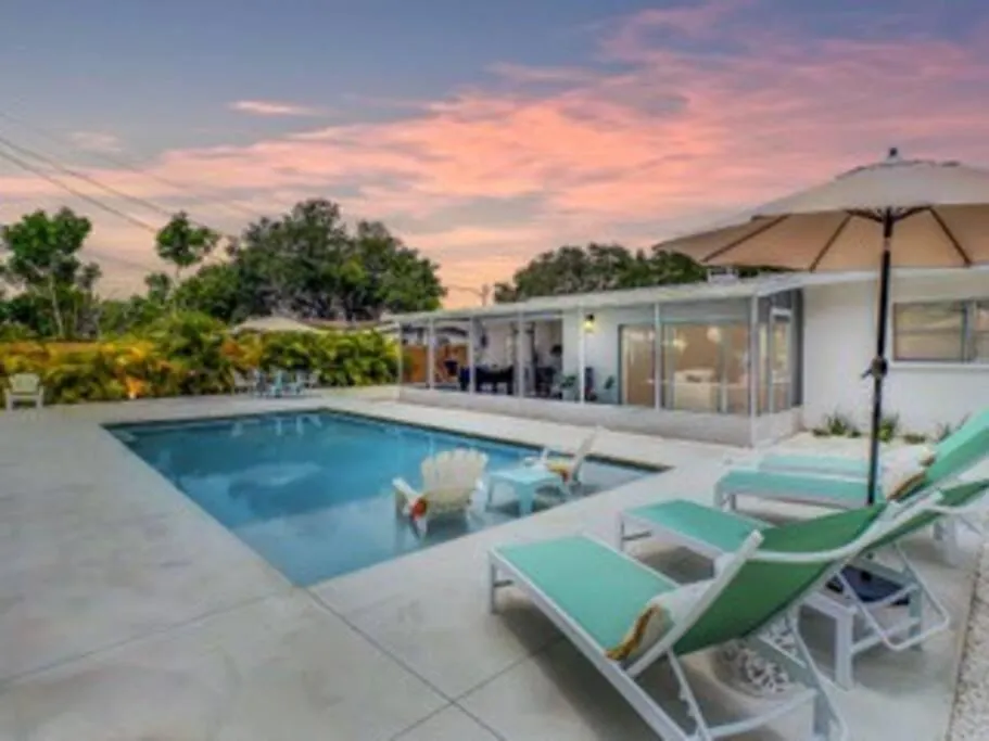 The Pink Flamingo Mid Century Heated Pool Paradise Ferienhaus