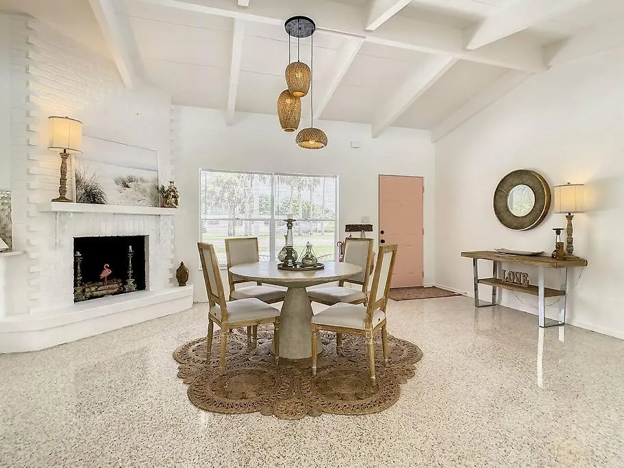 Ferienhaus The Pink Flamingo Mid Century Heated Pool Paradise