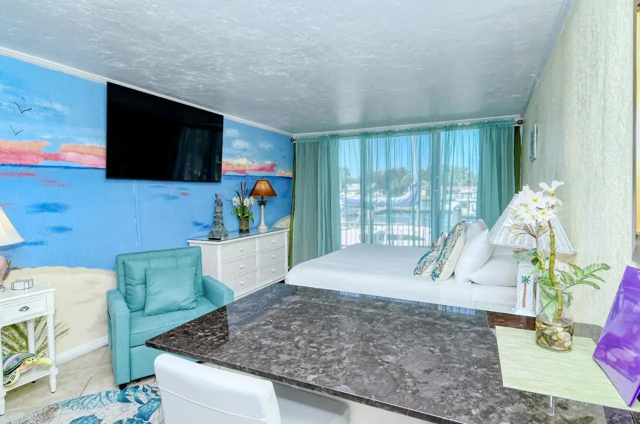 Waterfront Room, Heated Pool, Tiki Bar & Grill Sarasota