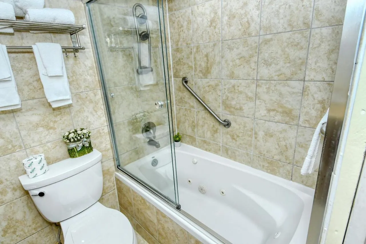 Waterfront Room, Heated Pool, Tiki Bar & Grill Aparthotel *