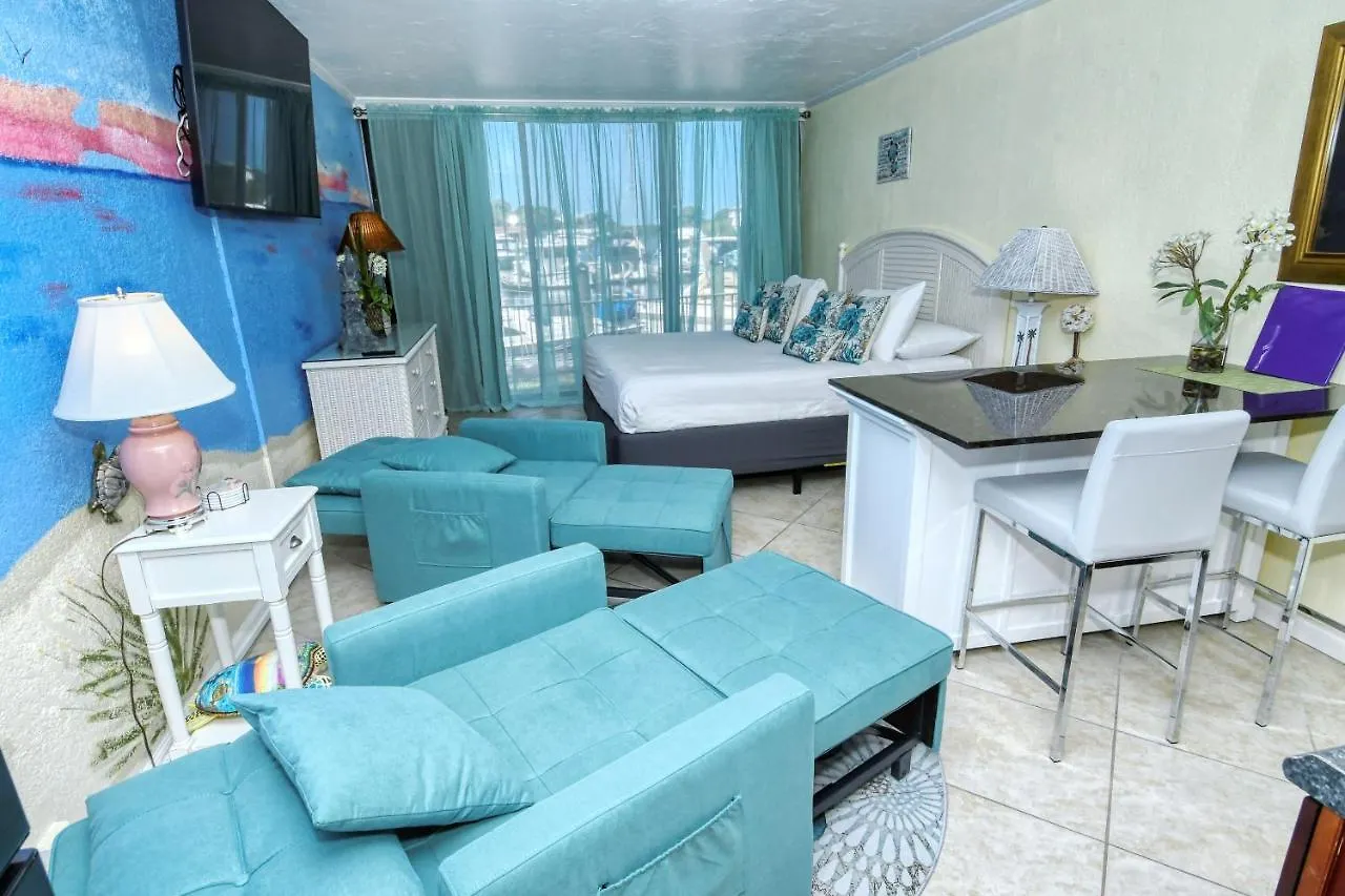 Waterfront Room, Heated Pool, Tiki Bar & Grill * South Bradenton