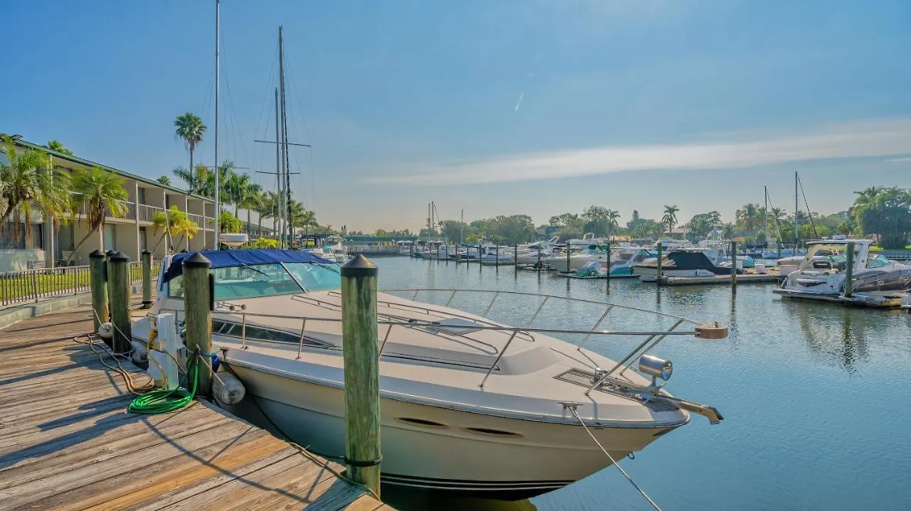 Heated Pool, Bunk Beds, King Bed, Huge Tv, Marina, Tiki Bar Aparthotel