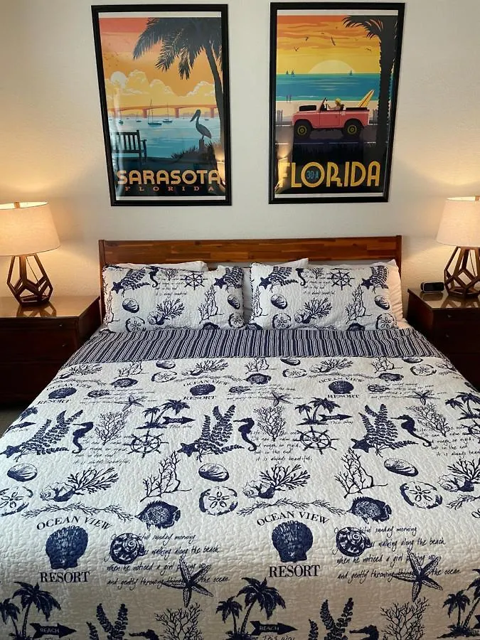 Aparthotel Heated Pool, Bunk Beds, King Bed, Huge Tv, Marina, Tiki Bar