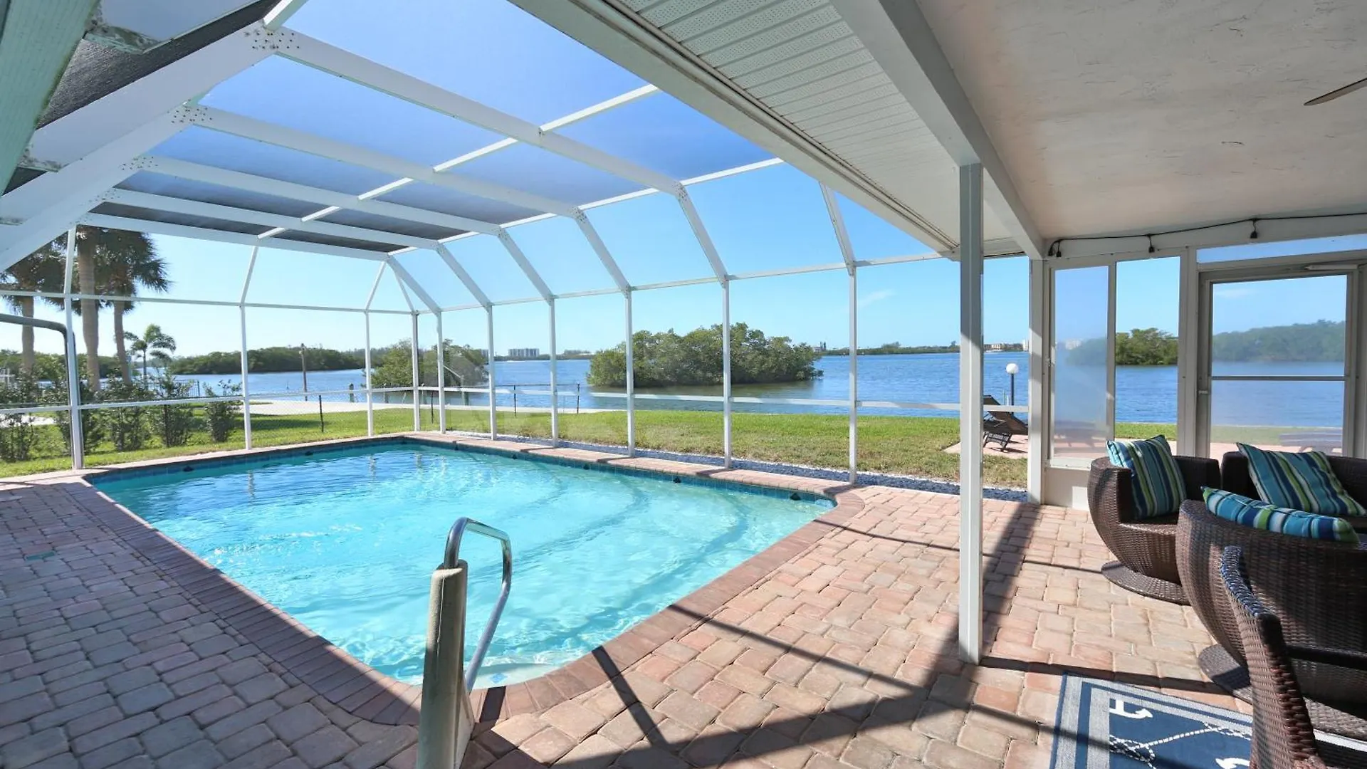 Oceanfront With Sunset Views Of Bay And Heated Pool Holiday home *
