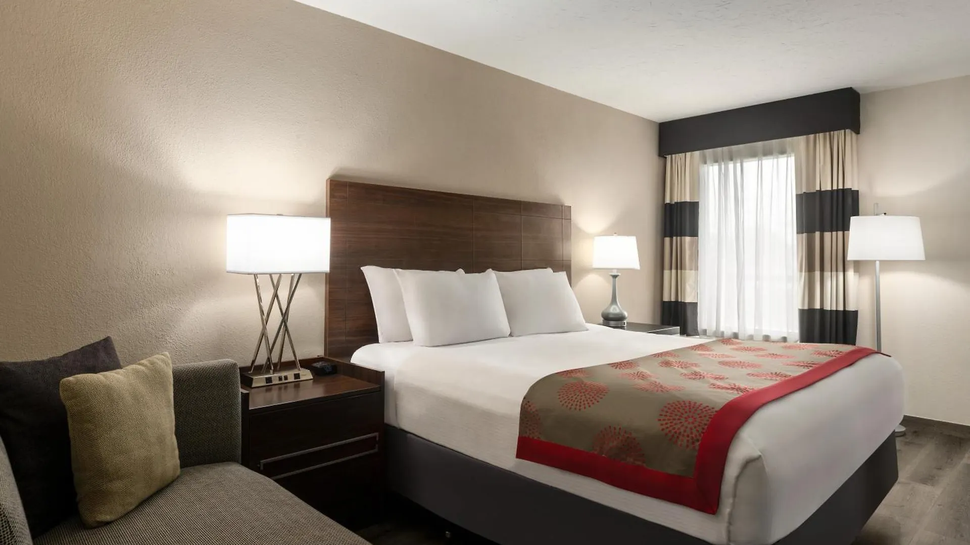 Hotel Ramada By Wyndham Waterfront 2*
