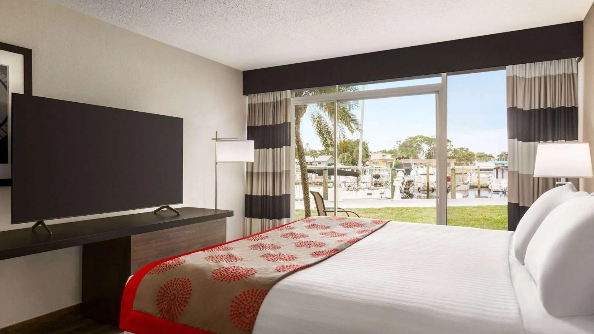 Ramada By Wyndham Waterfront Hotel 2*