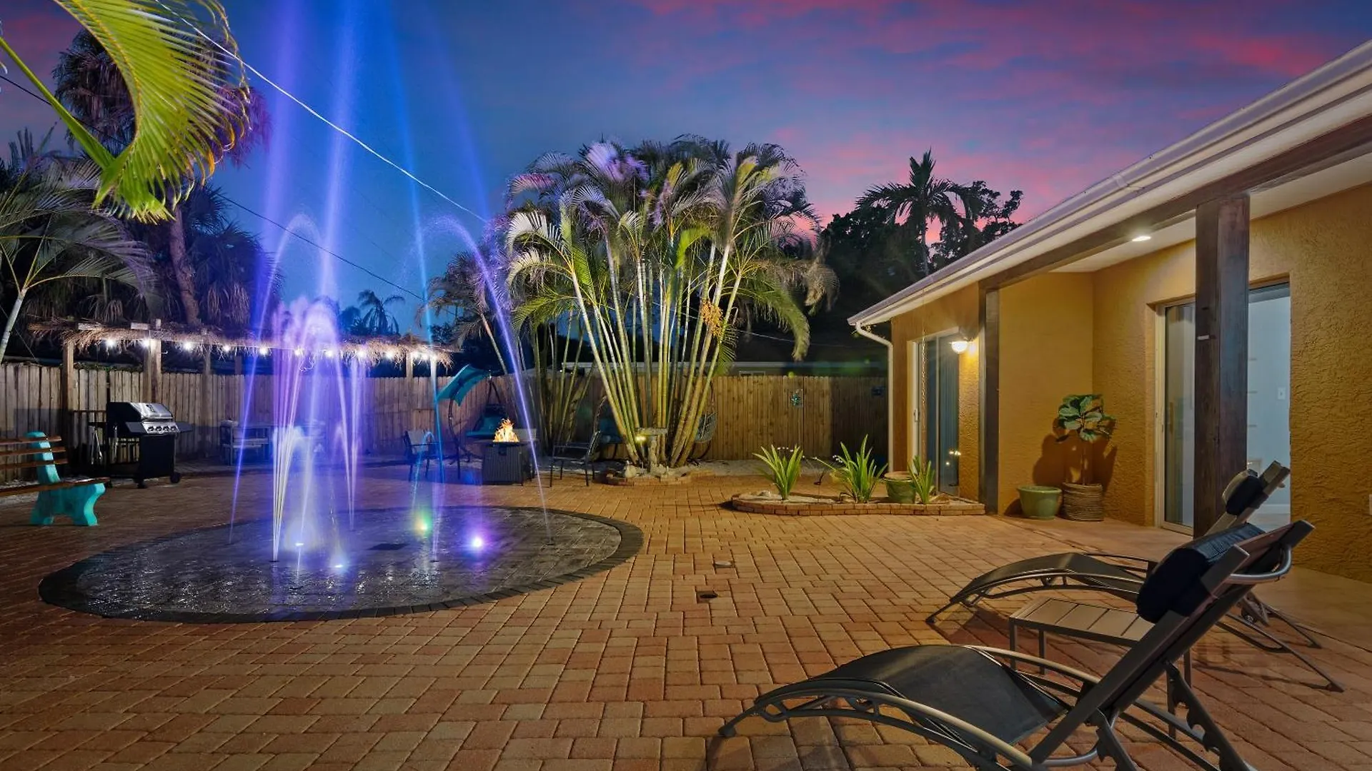 Coastal W Amazing Courtyard - Splash Pad! Holiday home *