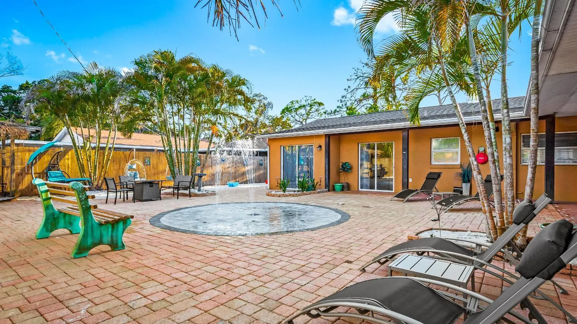 Holiday home Coastal W Amazing Courtyard - Splash Pad! Sarasota