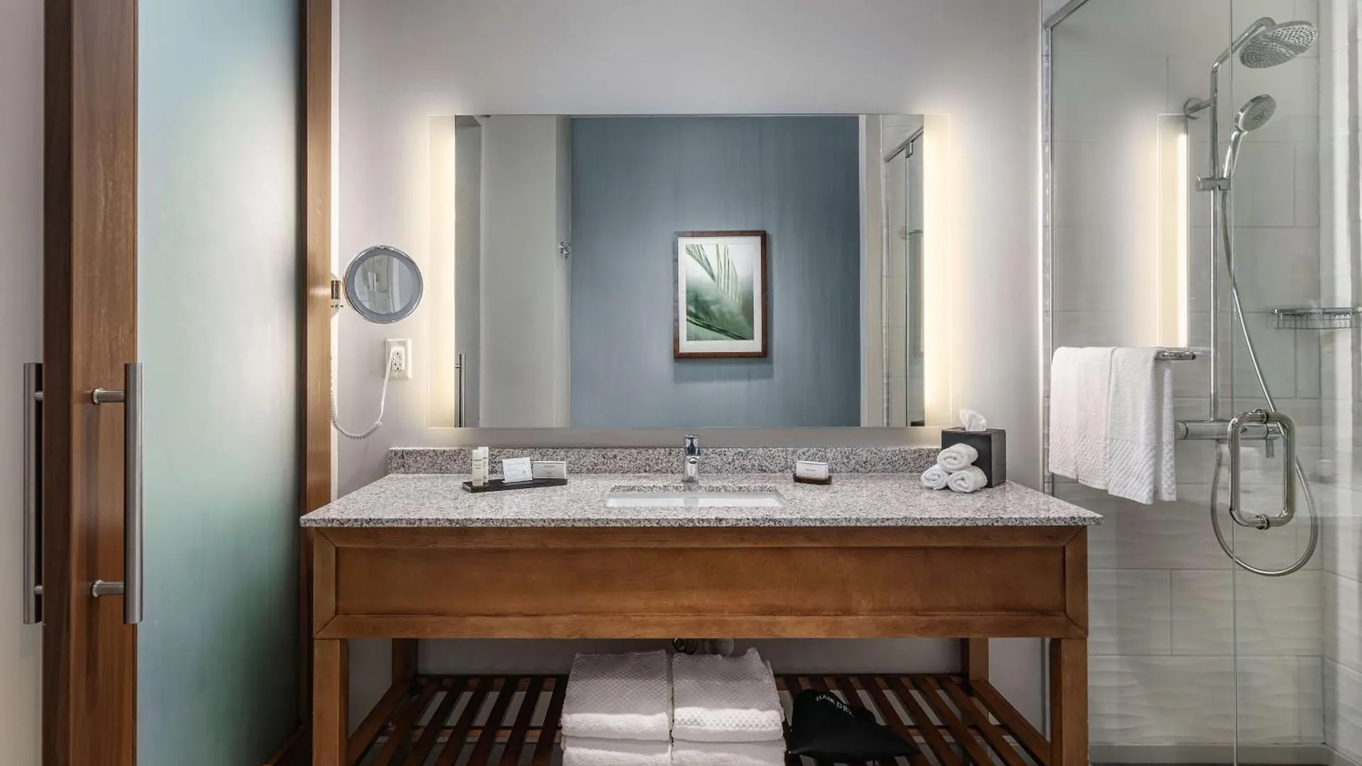 Embassy By Hilton Ξενοδοχείο 4*