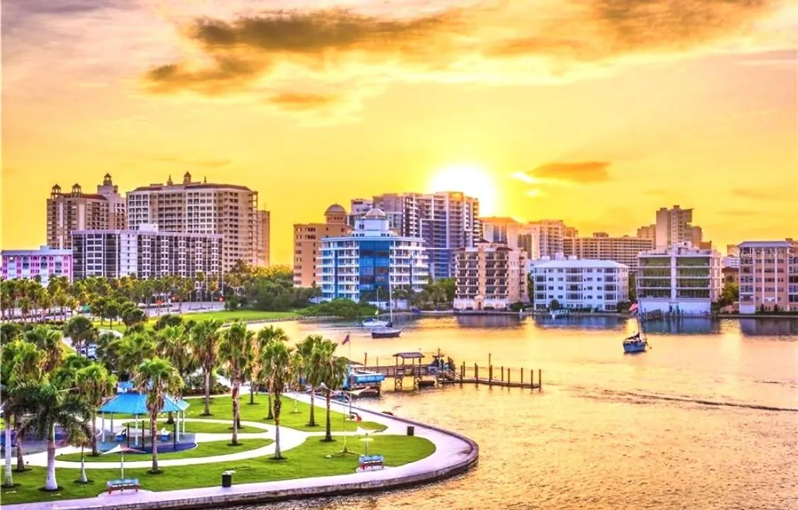 Downtown Pet-friendly @ The Park Home-635 Сasa de vacaciones Sarasota