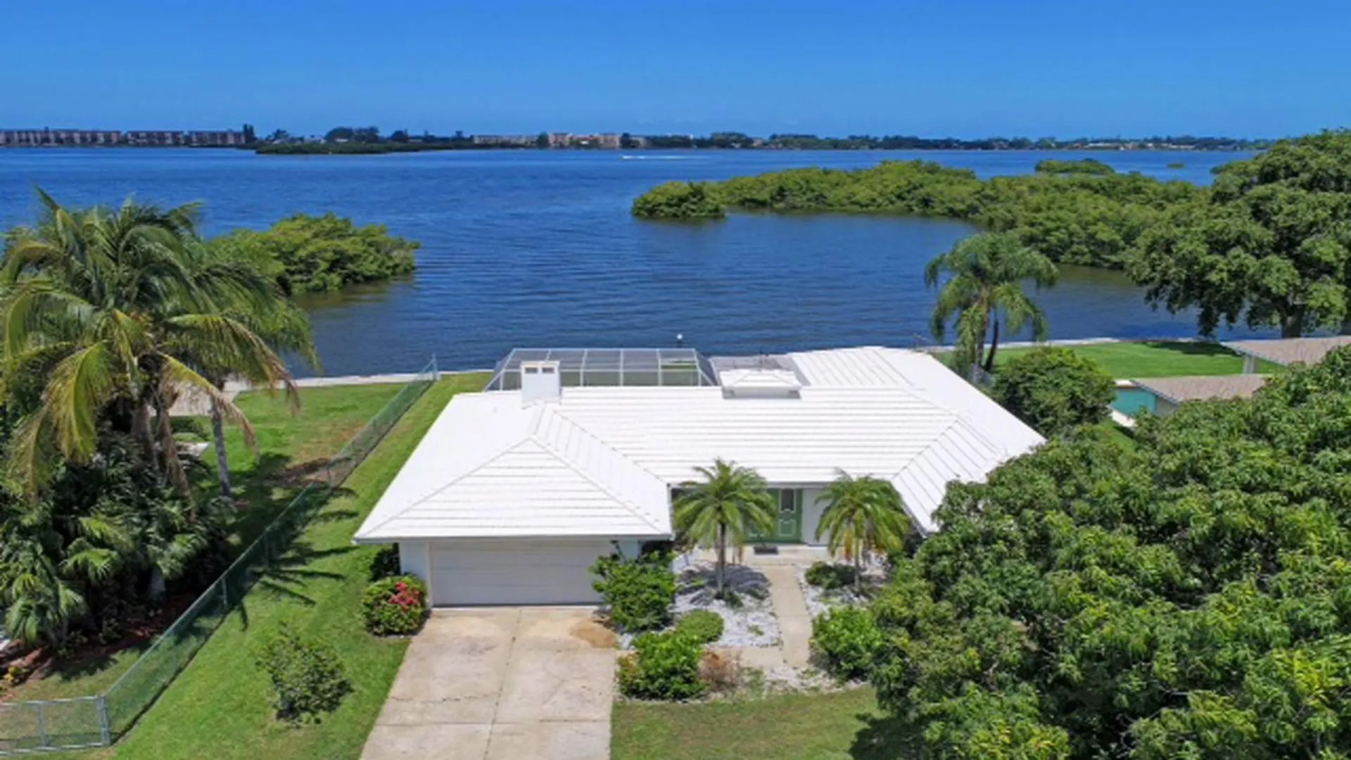 Oceanfront With Sunset Views Of Bay And Heated Pool Holiday home
