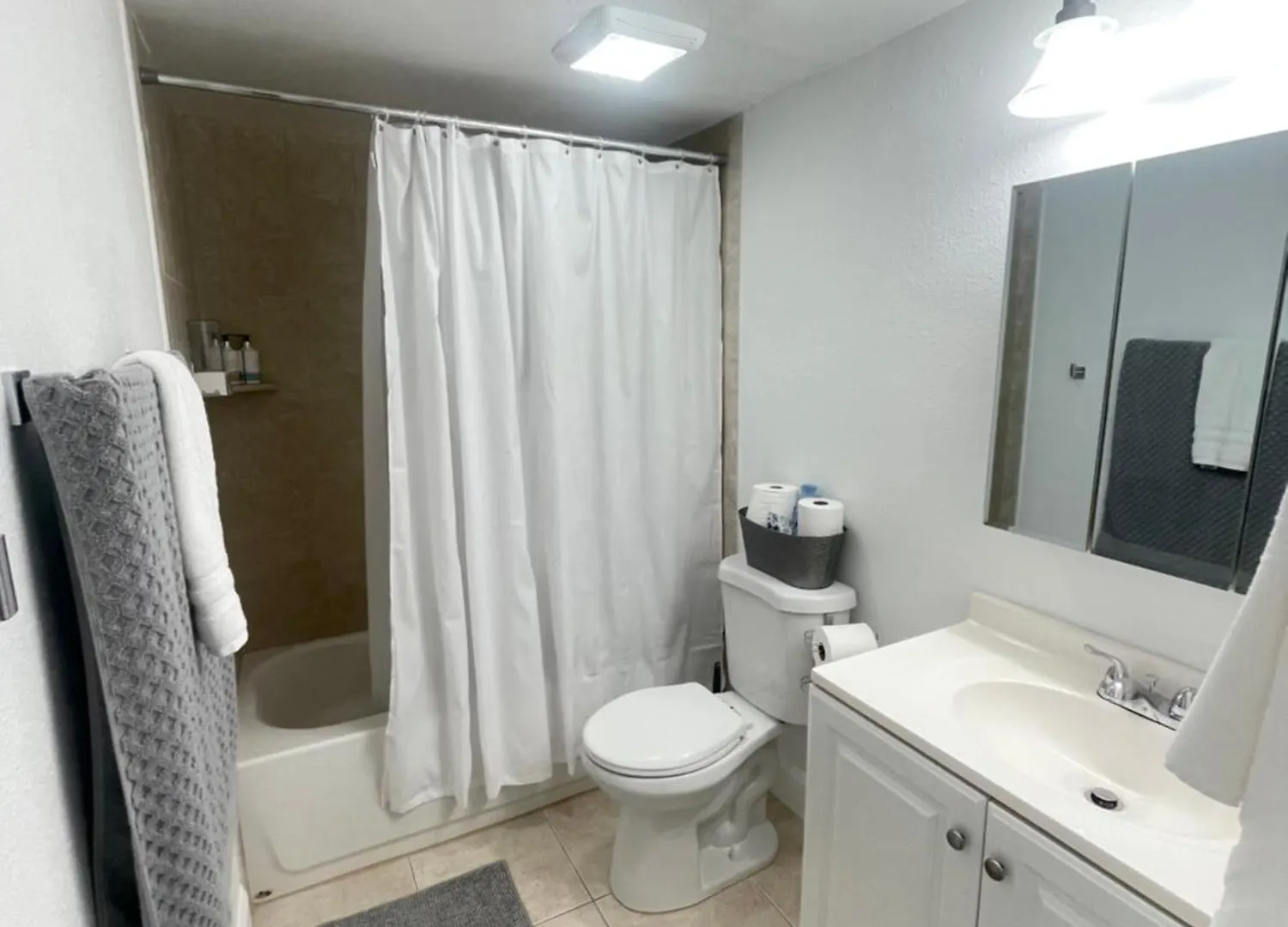 Modern 3bad2bath Condo, Ground Floor, With Backyard And Shared Heated Pool, 1 Min To Food , Shopping Plaza And 10 Min To Siesta Apartment