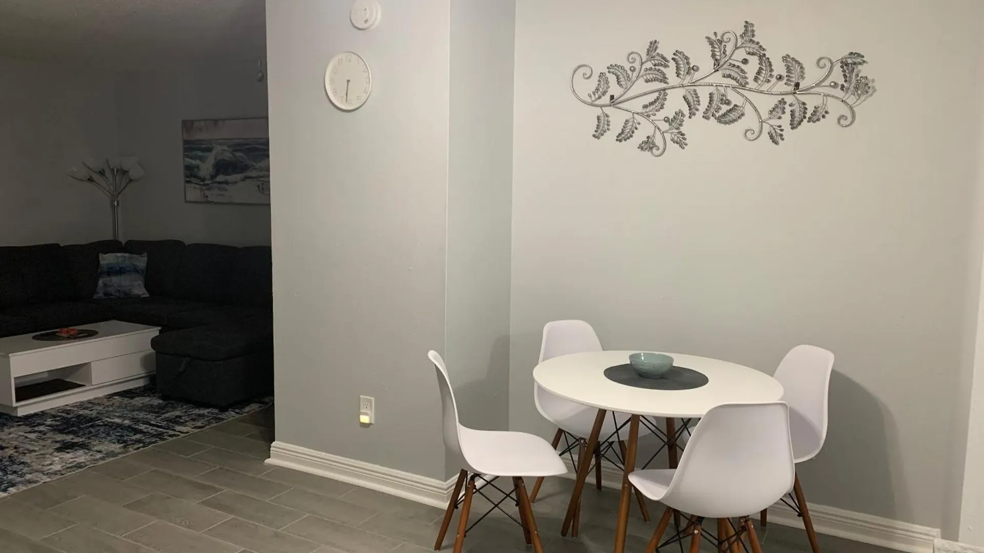Apartment Modern 3bad2bath Condo, Ground Floor, With Backyard And Shared Heated Pool, 1 Min To Food , Shopping Plaza And 10 Min To Siesta