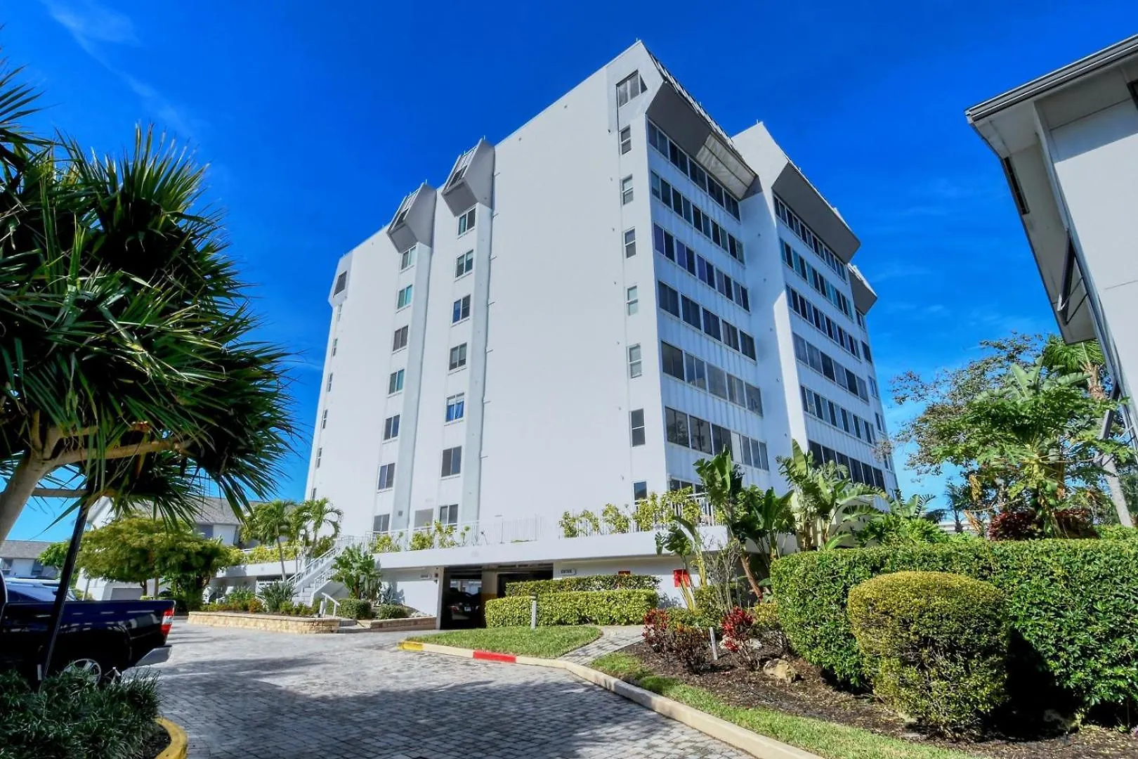 1055-607 Pond View High Rise With Remodeled Kitchen