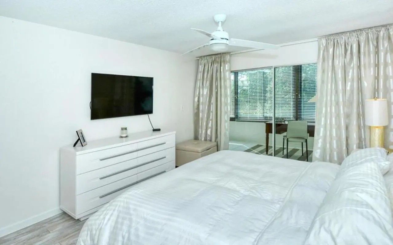 1255-202 Steps From The Bay With Pool Views