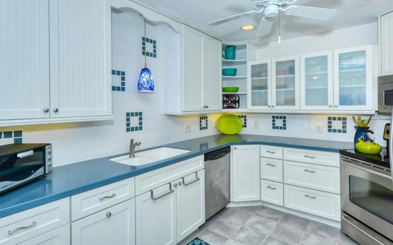 1255-202 Steps From The Bay With Pool Views