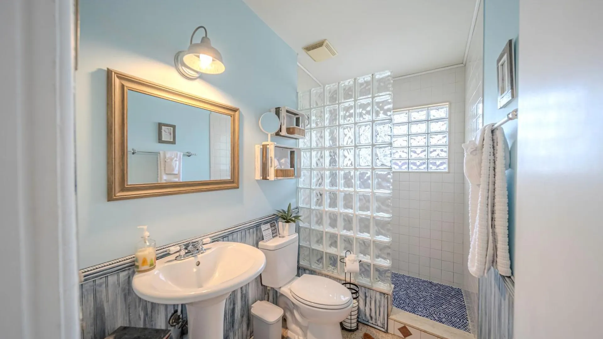 Fantastic Island House 1 Mile To The With Heated Pool بيت للعطل