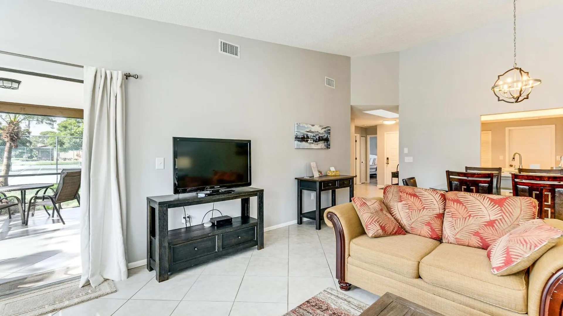 Villa With Pool Access About 4 Mi To Beach!