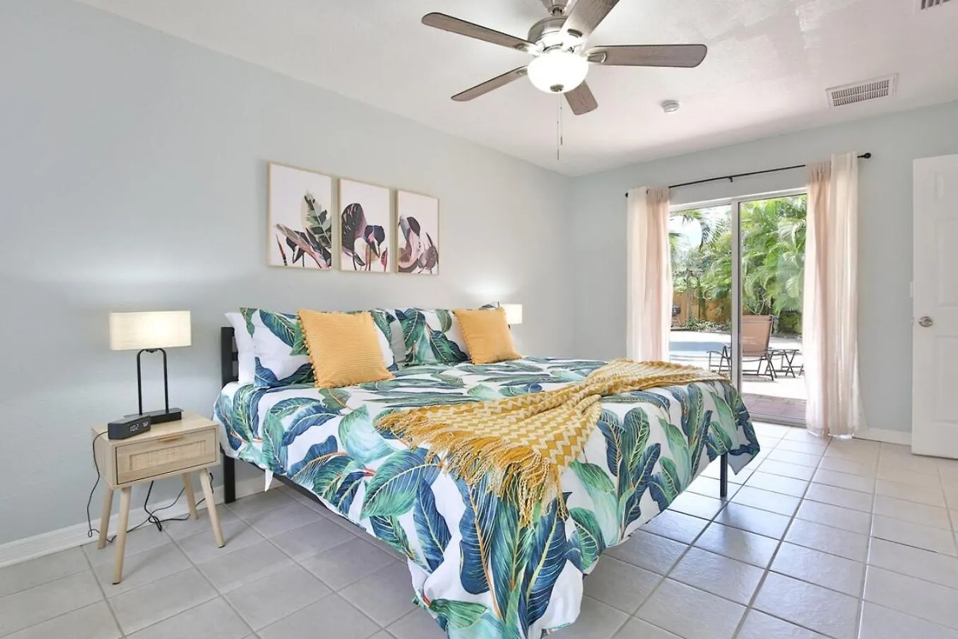 Coastal W Amazing Courtyard - Splash Pad!