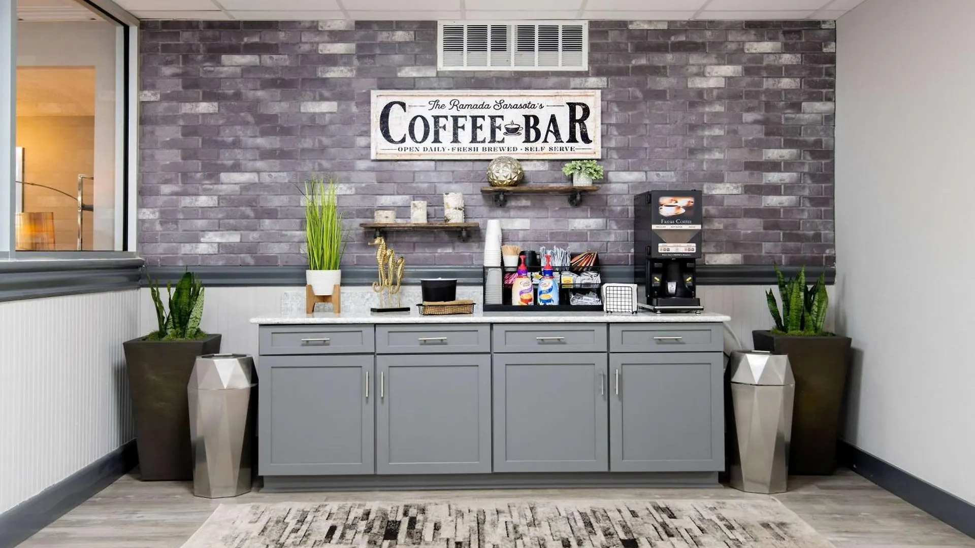 Hotel Ramada By Wyndham Sarasota Waterfront 2*