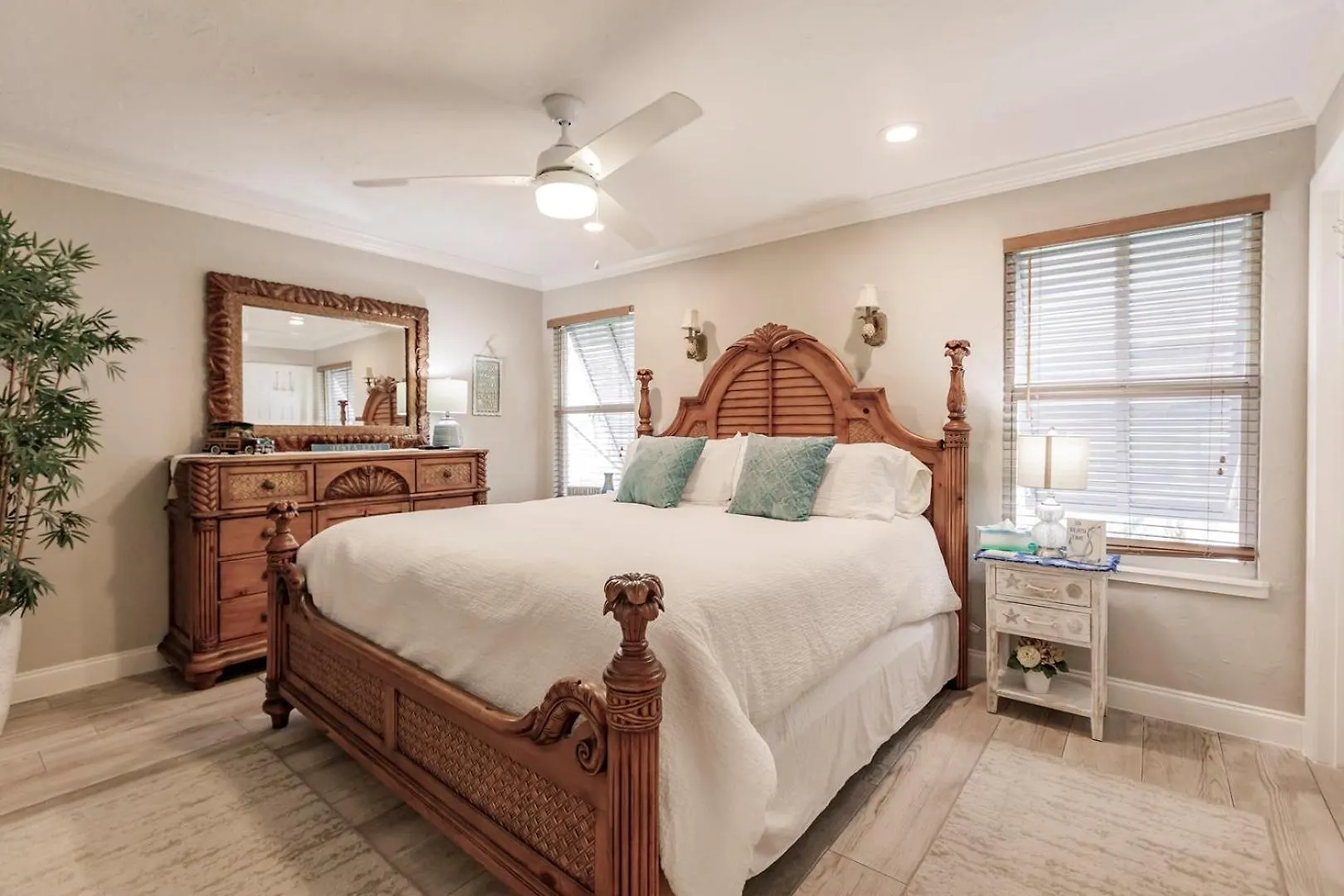 1160 Pd Your Garden Retreat Awaits Sarasota