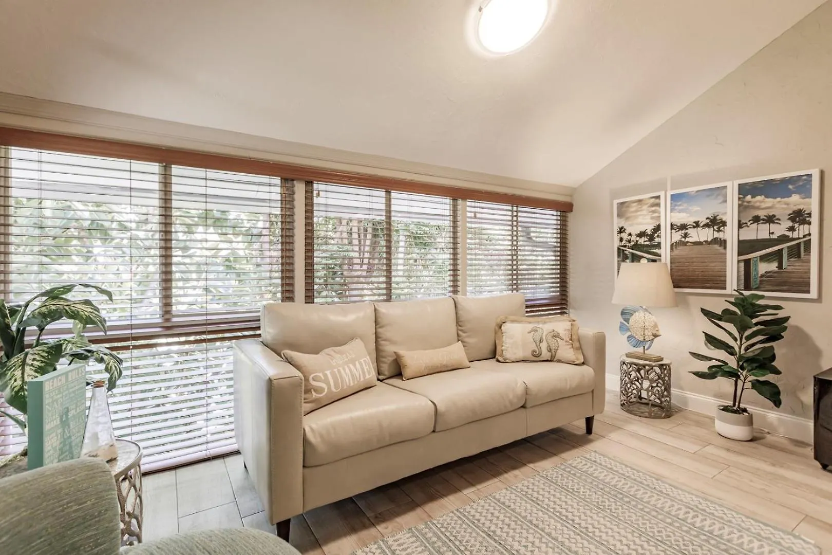 1160 Pd Your Garden Retreat Awaits Sarasota