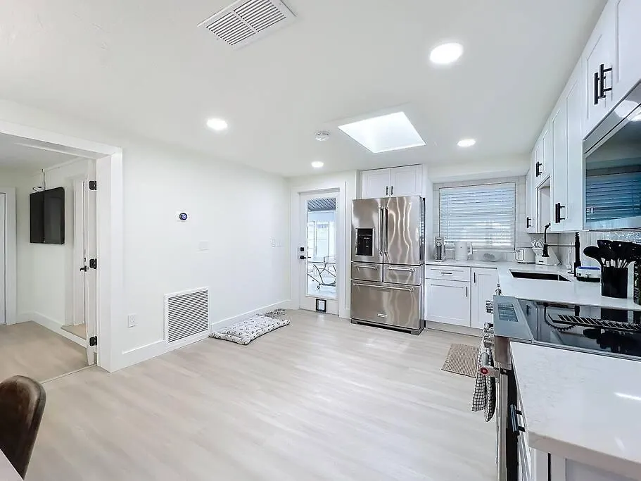 Poolside Paradise Near Siesta Key بيت للعطل