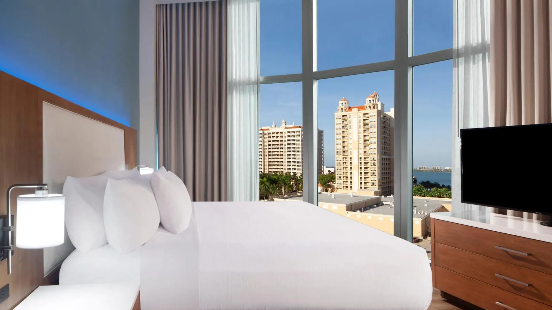 Ξενοδοχείο Embassy By Hilton 4*