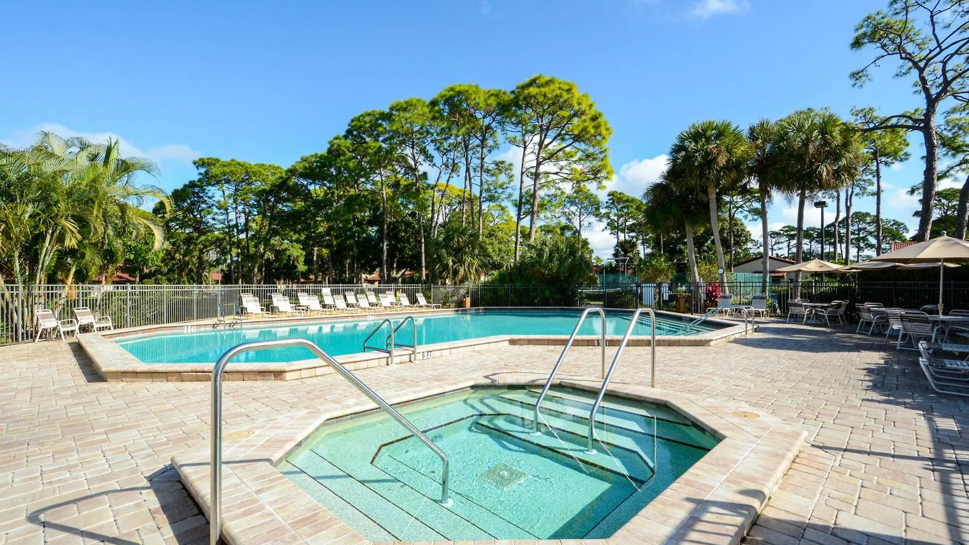 Pine Tree Pool Close To The Beaches Siesta Key Holiday home