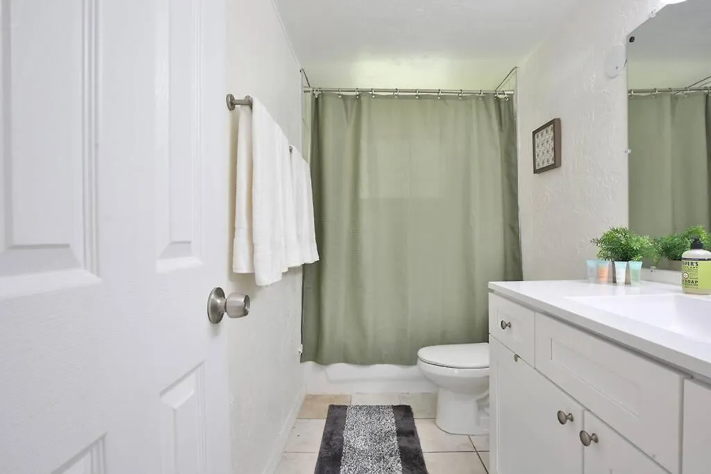 Hot Tub Retreat With Big Private Fenced Yard By Beach Sarasota