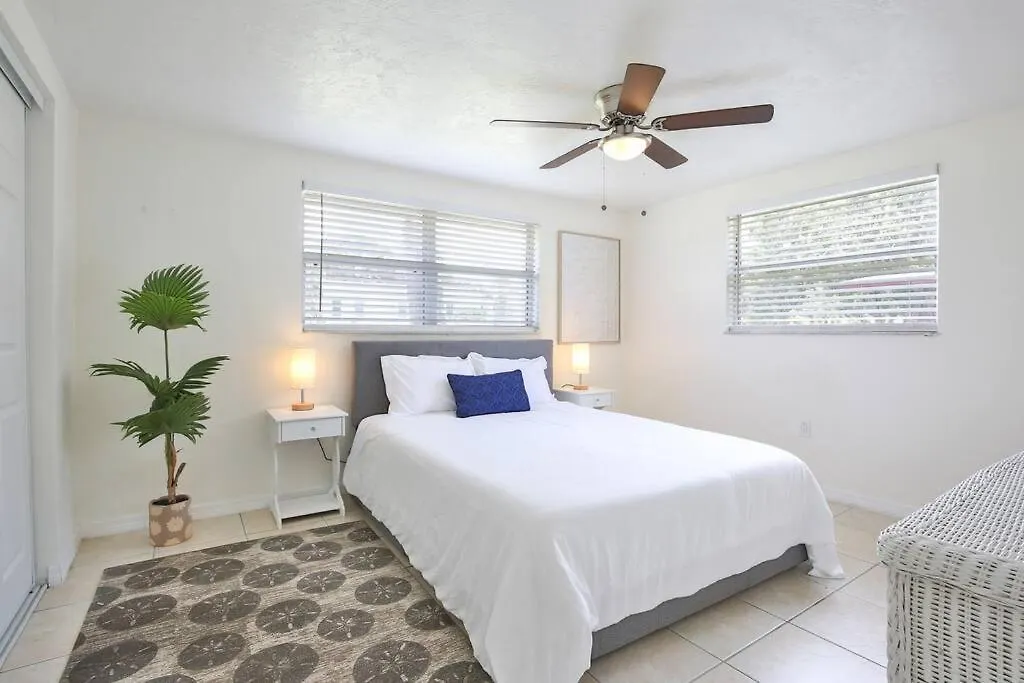Holiday home Hot Tub Retreat With Big Private Fenced Yard By Beach *